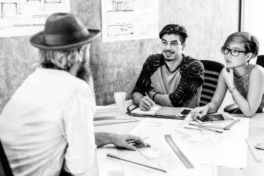 İnsanlar mimar planı ile çalışma