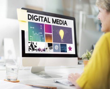 iş kadını bilgisayar ile çalışma