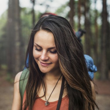 Genç kadın backpacker