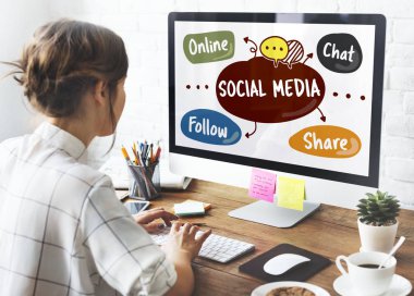 bilgisayar ile çalışan kadın