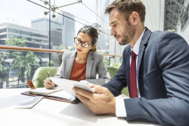 iş adamları birlikte tartışıyor