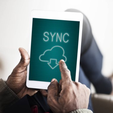 Dijital tablet tutan işadamı 