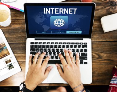 klavyede yazarak kişi eller