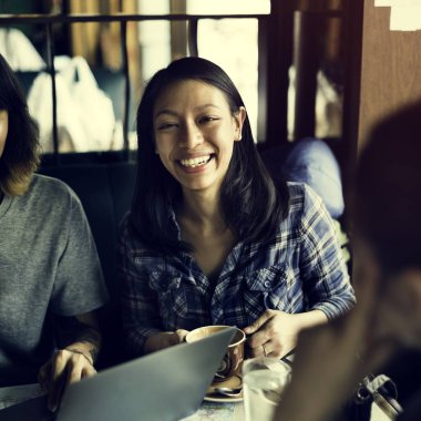 İnsanlar tarama Laptop