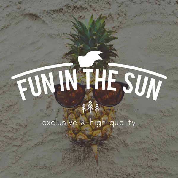 Ananas divertente sulla sabbia — Foto Stock
