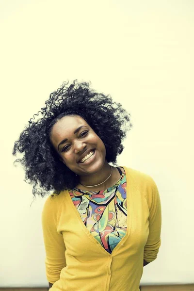 Africana adolescente chica sonriendo — Foto de Stock