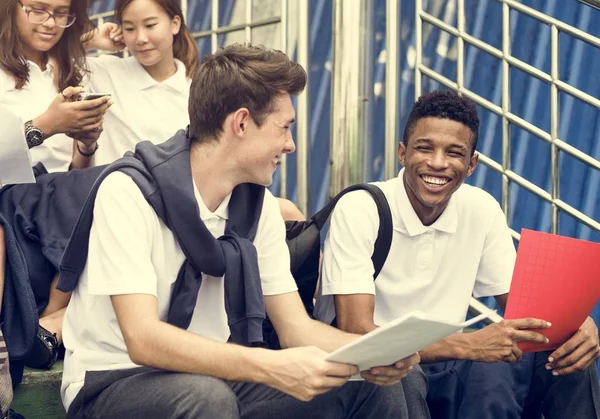 Diverse studenten in Universiteit uniform — Stockfoto