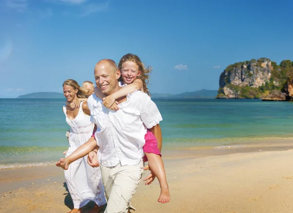 Família se divertindo na praia — Fotografia de Stock