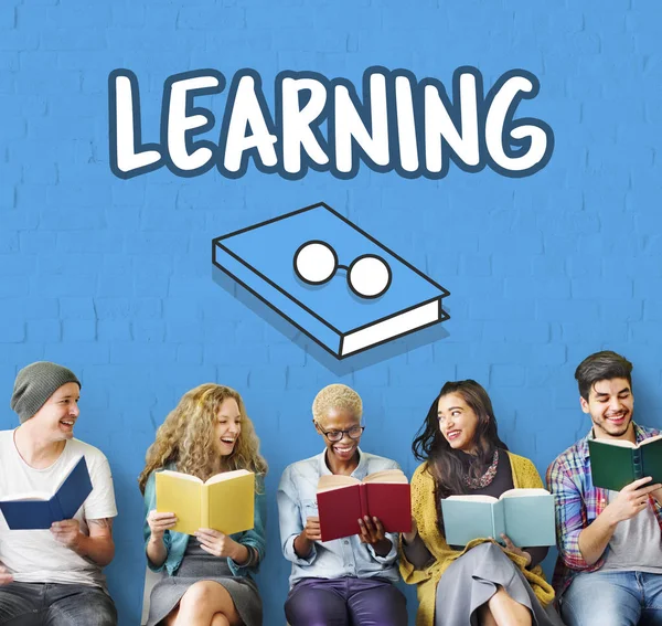 kitap tutan ve gülümseyen insanlar