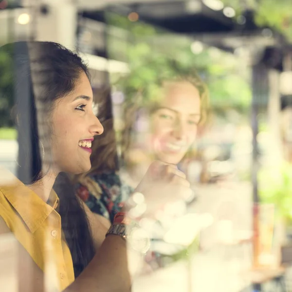 Mulheres comunicando no café — Fotografia de Stock