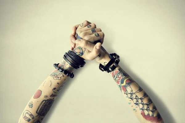 Les mains de femme tatouées — Photo