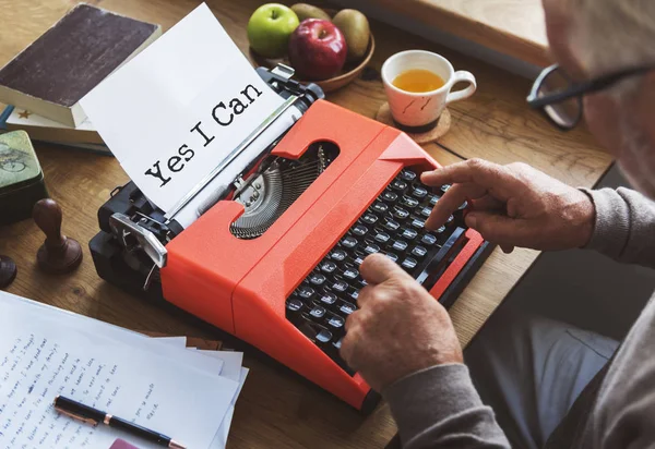 Journalist man typing on typewriting machine — Stock Photo, Image