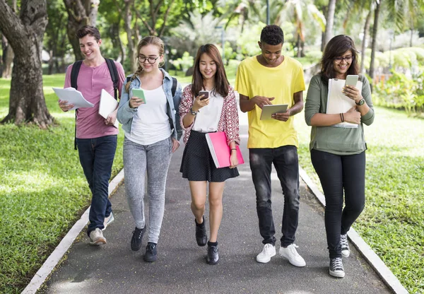 Zróżnicowane studentów spaceru w parku — Zdjęcie stockowe