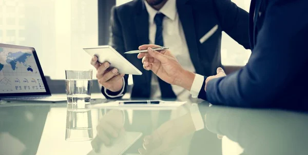 Empresarios discutiendo trabajo — Foto de Stock