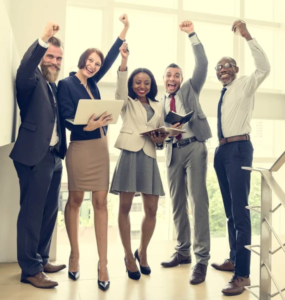 Tim bisnis merayakan kesuksesan — Stok Foto