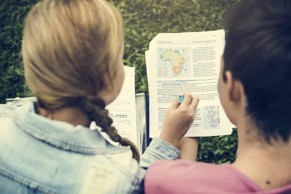 Studenti čtení geografie — Stock fotografie
