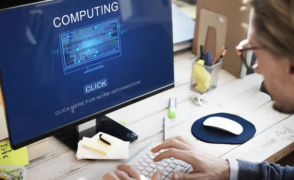 Geschäftsmann nutzt Computer — Stockfoto