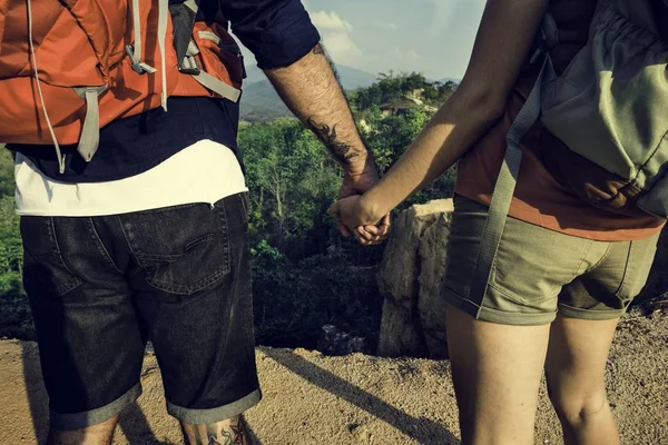 Jovem casal na floresta — Fotografia de Stock