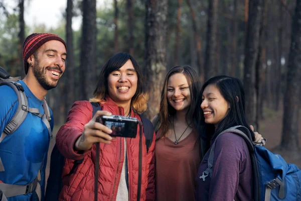Unga vänner att ta selfie — Stockfoto