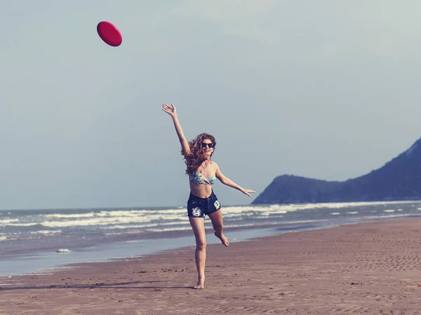 Mujer deportiva jugando Frisbee —  Fotos de Stock