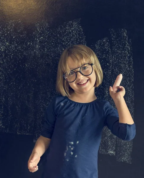 Menina desenho no quadro negro — Fotografia de Stock