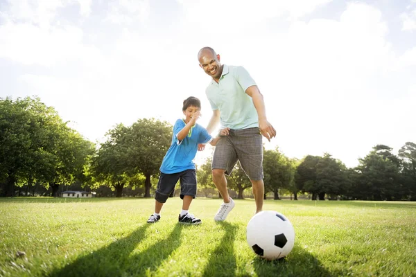 Far med son spela fotboll — Stockfoto