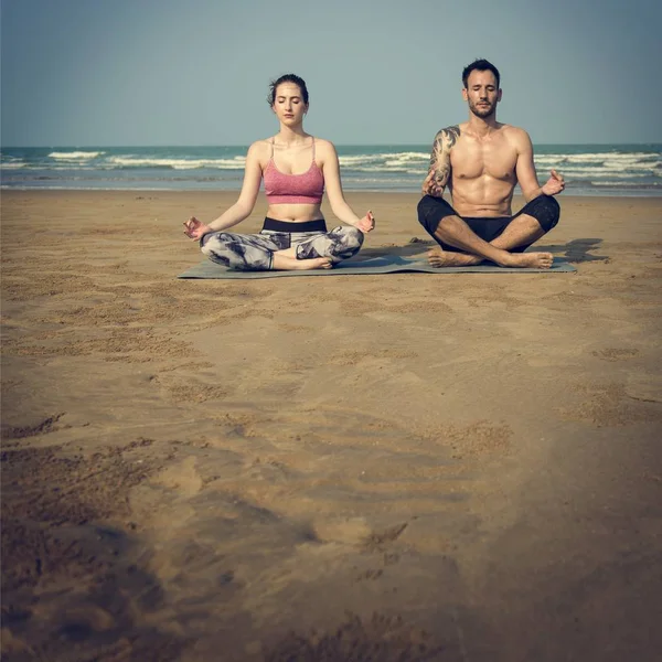 Couple doing Yoga on Beach — Stock Photo, Image