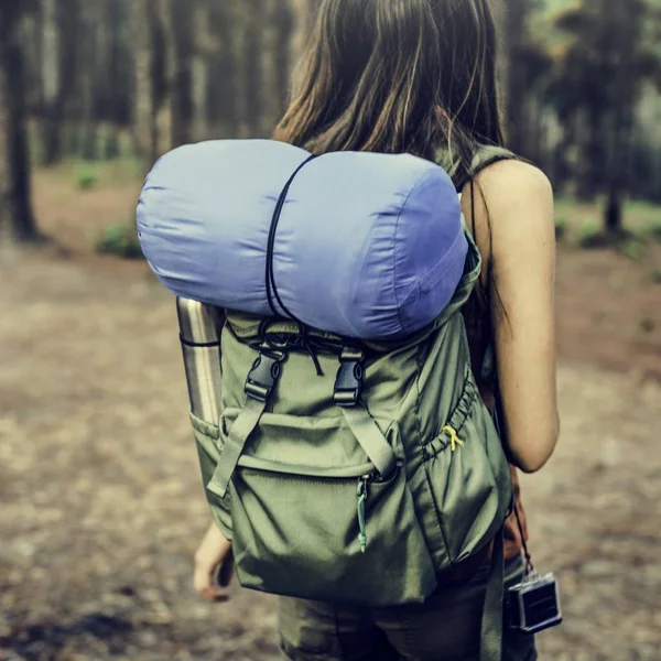 Jonge vrouwelijke backpacker — Stockfoto