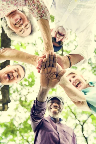 Senior vänner skakar hand — Stockfoto