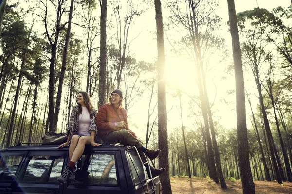 Para siedzi na samochód w lesie — Zdjęcie stockowe
