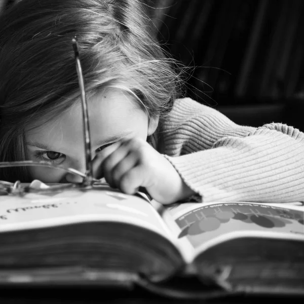 Adorabile ragazza lettura libro — Foto Stock