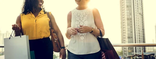 Mujeres con bolsas de compras — Foto de Stock