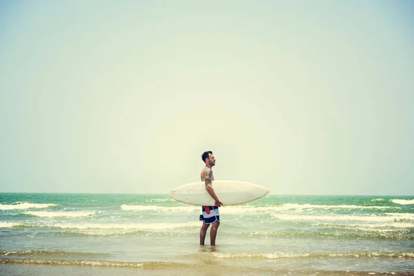 Muž s surfování desky — Stock fotografie