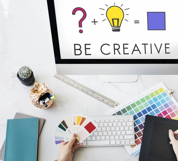 Mujer trabajando con tableta gráfica — Foto de Stock