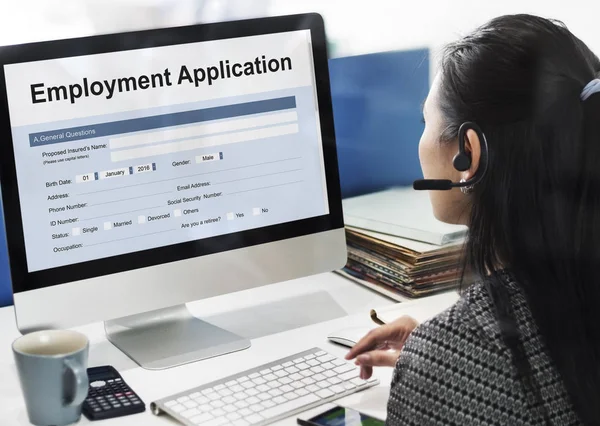 Businesswoman working on computer — Stock Photo, Image