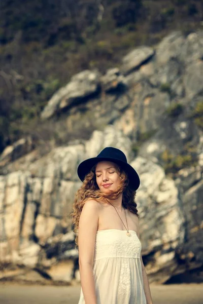 Красива жінка в літньому капелюсі — стокове фото