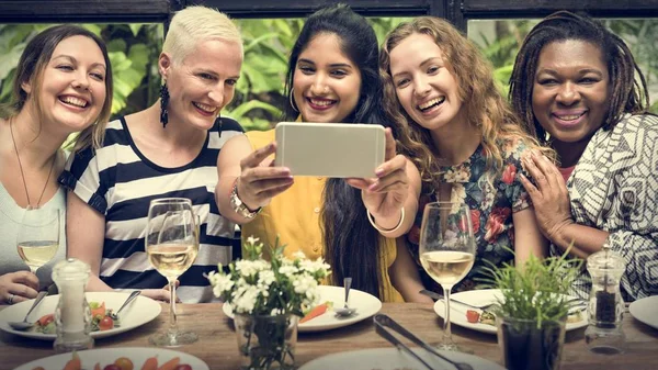 Mujeres tomando fotos con dispositivo —  Fotos de Stock