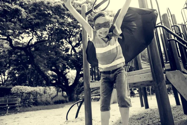 Маленький мальчик на детской площадке — стоковое фото