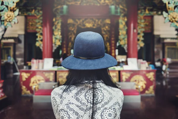 Θρησκευτικές γυναίκα με καπέλο — Φωτογραφία Αρχείου