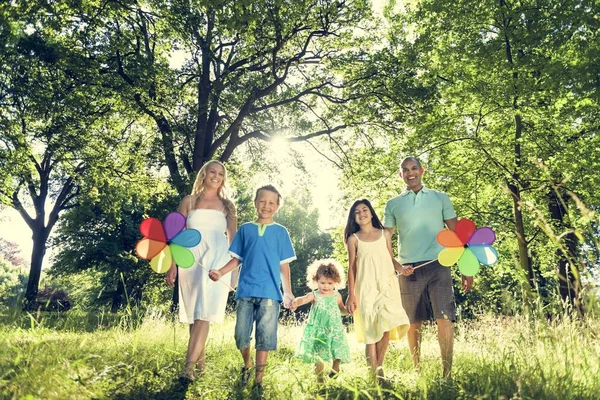 Familie wandelen in het park — Stockfoto