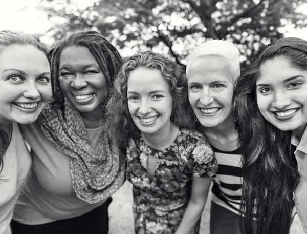 Friends spend time in the park — Stock Photo, Image