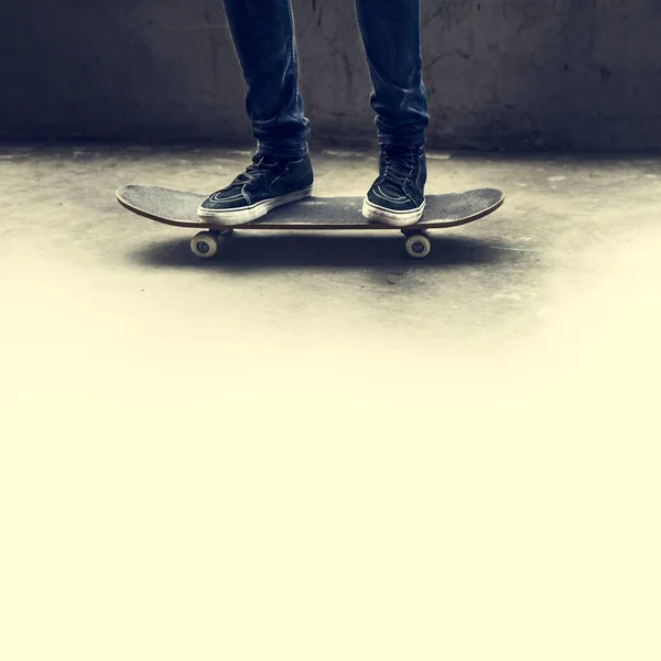 Skateboarder fährt auf Skateboard — Stockfoto