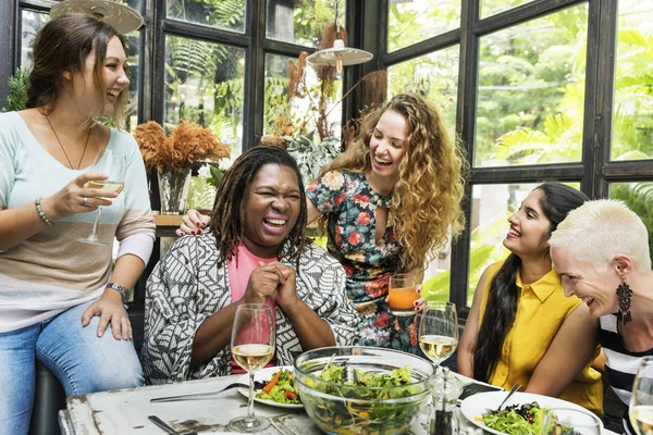 Vrouwen met diner — Stockfoto