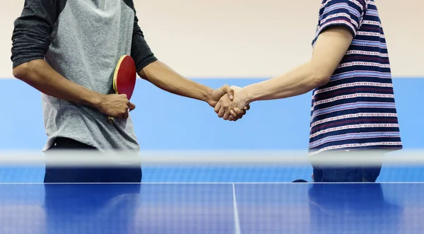 Ping pong jogadores aperto de mão — Fotografia de Stock