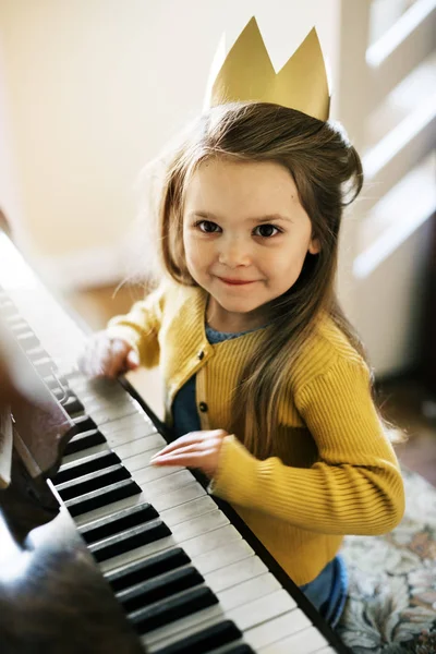 Чарівна дівчина грає на піаніно — стокове фото