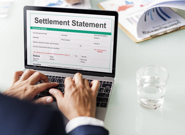 Деловой человек работает с ноутбуком
