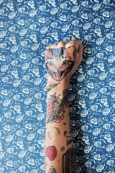 Mão coberta de tatuagens — Fotografia de Stock