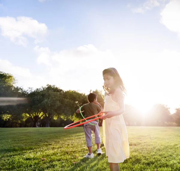 Família fazendo exercício com aros hula — Fotografia de Stock