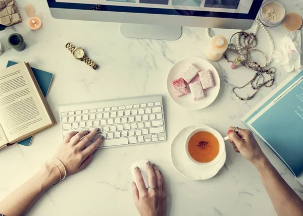 Femme travaillant sur ordinateur portable — Photo