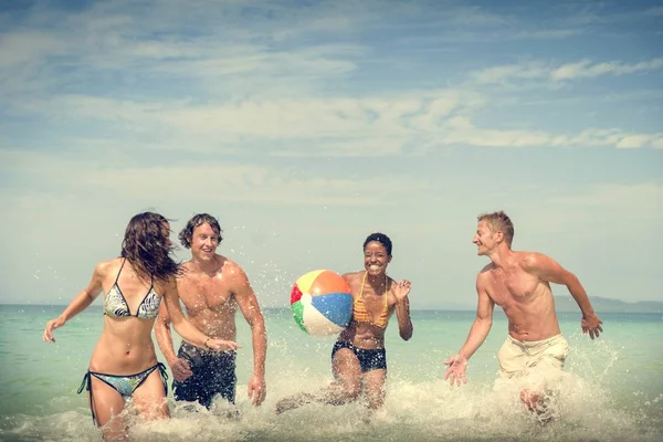 Pessoas jogando com bola na praia — Fotografia de Stock